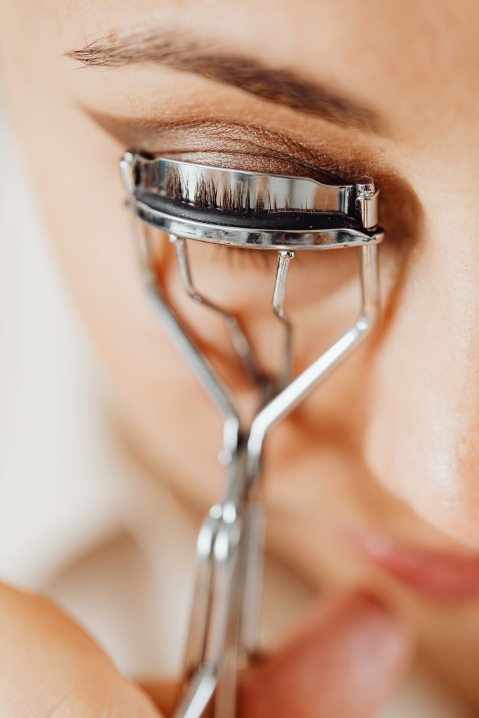 Tips on How To Use an Eyelash Curler Correctly Free Bunni