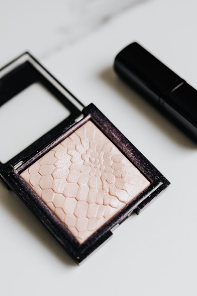 makeup, Highlighter Types, Highlighter, Highlighter Techniques, glow effect, Powder Highlighters, Cream Highlighters, long-lasting finish, skin types, Liquid Highlighters, Stick Highlighters