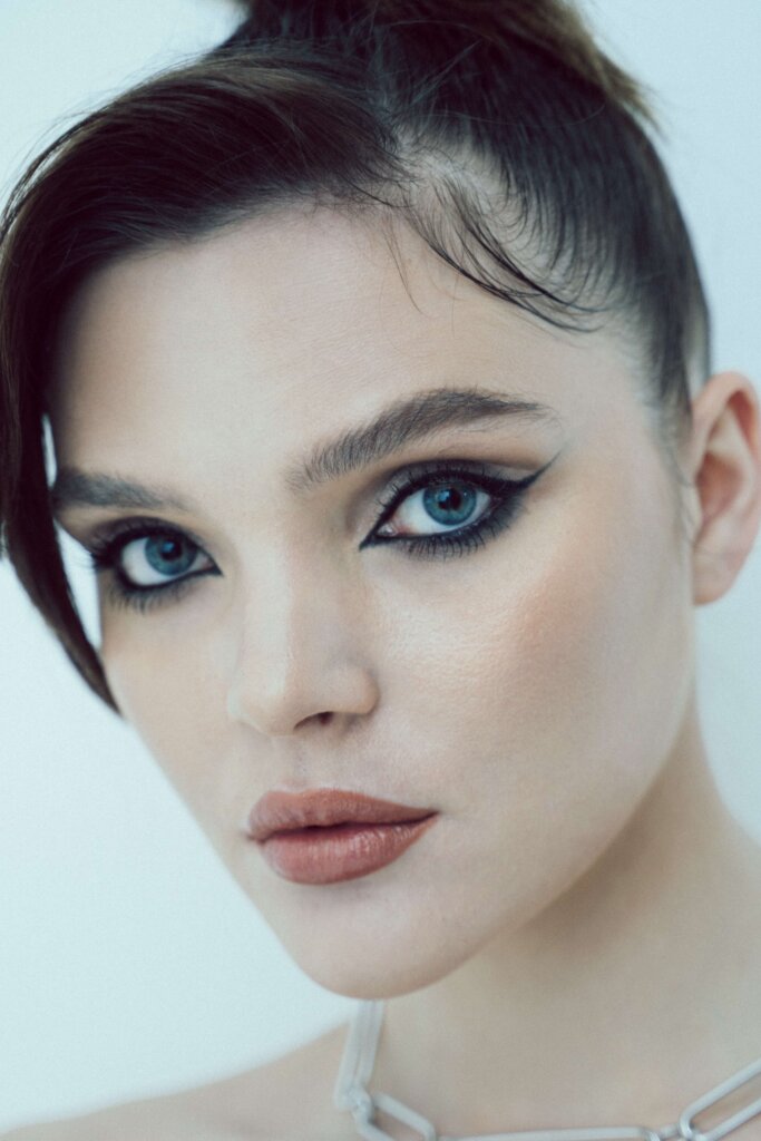 makeup, eyeliner, eyelashes, mascara, lipstick, brunette, clean beauty,