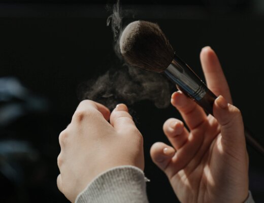 powder, makeup brush